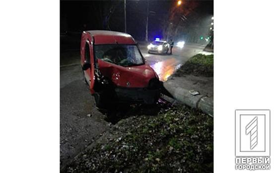 В Кривом Роге водитель легковушки не справился с управлением и повалил столб вместе с контактной троллейбусной сетью
