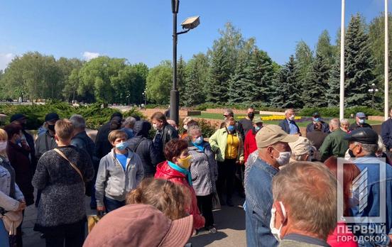 Под стенами горсовета Кривого Рога митингуют дачники