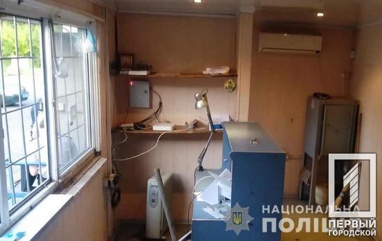 До шести лет тюрьмы: полиция Кривого Рога задержала мужчину, который вынес ноутбук из офиса