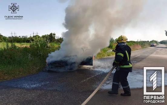 У Криворізькому районі на дорозі спалахнув автомобіль