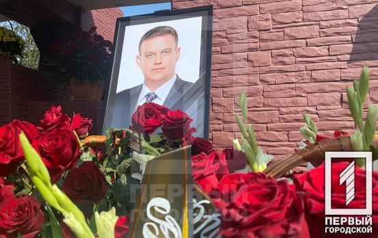 «Батька, друга, колегу, мера»: Кривий Ріг поховав Костянтина Павлова, попрощатися прийшли більше 70 тисяч людей