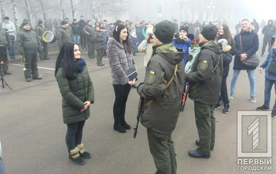 Продолжение традиции: после принятия присяги в Кривом Роге двое новобранцев сделали предложение любимым