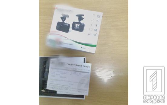 Посетитель гипермаркета в Кривом Роге пытался вынести видеорегистратор под курткой, не заплатив за него