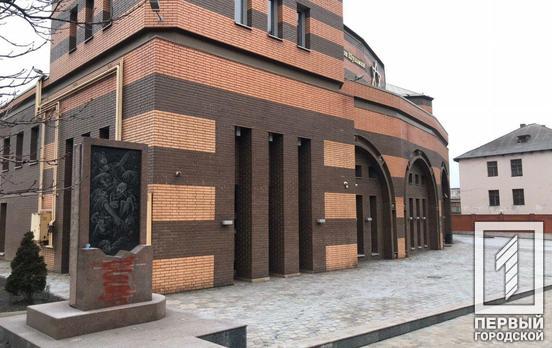 В Кривом Роге вандалы разрисовали краской памятник жертвам Холокоста