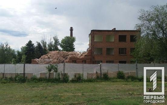 В Кривом Роге начали сносить аварийное здание, где раньше располагалась школа №20, – фотофакт